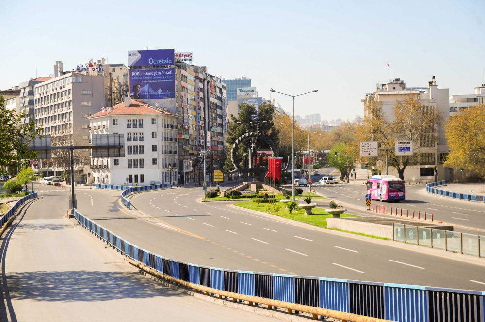 Boş kalan Ankara sokakları objektife böyle yansıdı 1