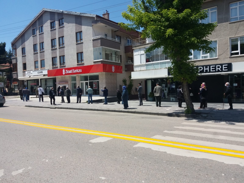 Ankara'da 65 yaş ve üzeri sokaklara akın etti 9