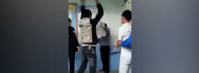Sınıfta arkadaşlarını döven öğretmeni tekme tokat dövdüler