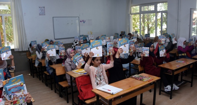 Büyükşehir Suriyeli öğrencilere üç bin kitap hediye etti