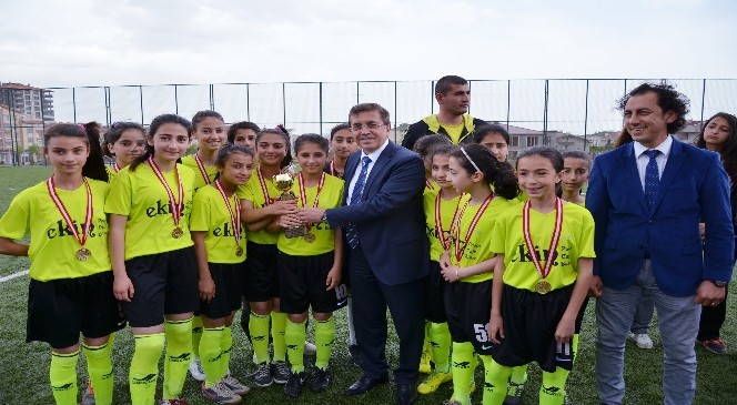 Okullar Arası Futbol Turnuvasında Kupalar Sahibini Buldu