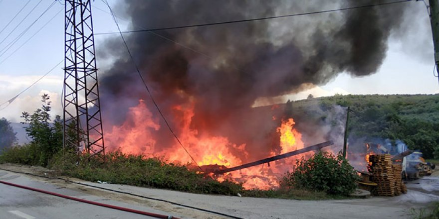 Kereste fabrikası alev alev yandı