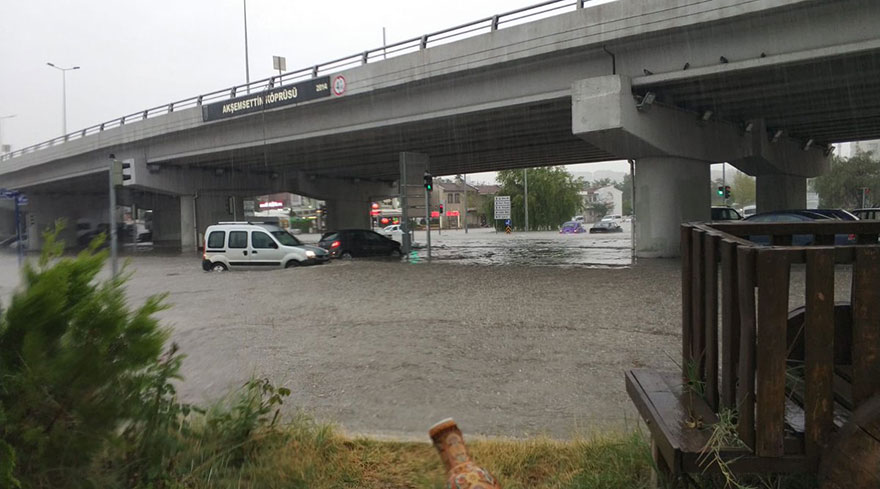 Ankara’da sel hayatı felç etti