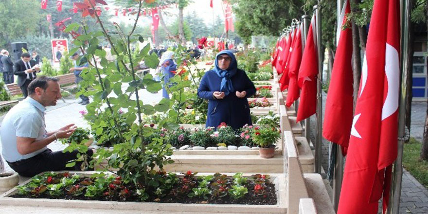 15 Temmuz şehitleri Karşıyaka Mezarlığı'nda anıldı