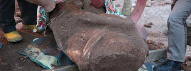 Otoparkta yapılan kazıda 2 metrelik başsız kadın heykeli bulundu