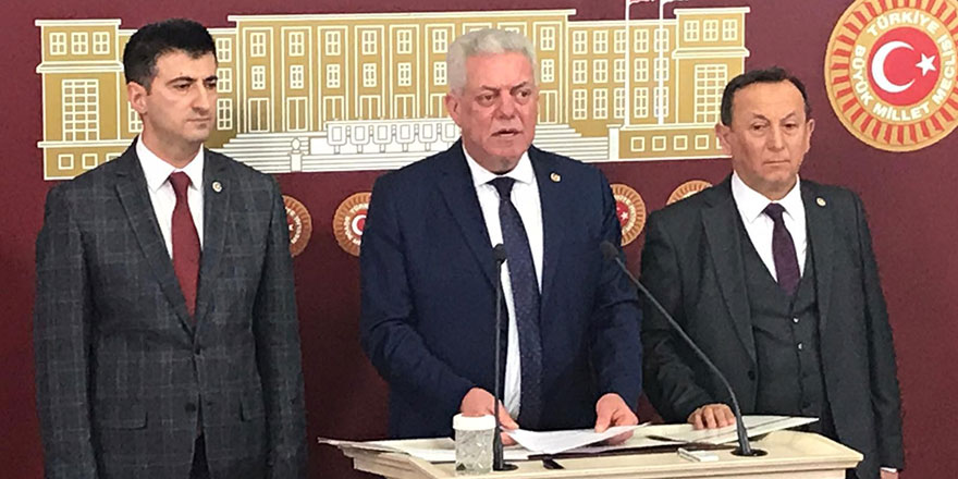 Τρεις βουλευτές του CHP παραιτούνται από το κόμμα τους