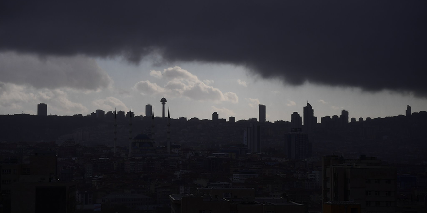 Fırtına Ankara'da etkisini göstermeye başladı