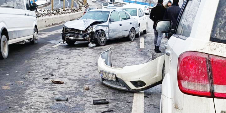 Başkent'te zincirleme kaza: 9 otomobil birbirine girdi