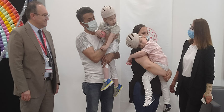Londra'da operasyonla ayrılan siyam ikizleri dört yaşında