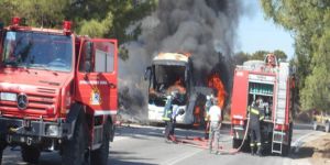 Rodos'ta tur otobüsü yandı.