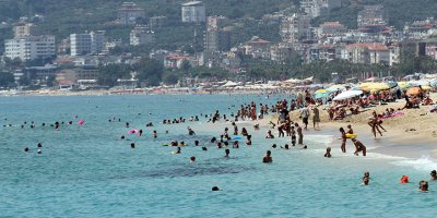 Antalya'ya denizden ve havadan turist yağdı