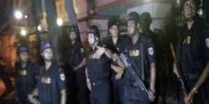 Bangladeş'te restorana saldırdı