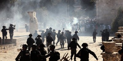 İsrail polisinden Mescidi Aksa’ya saldırı : 37 yaralı
