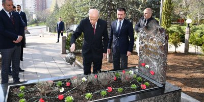 Bahçeli, Türkeş'in Anıtmezarını ziyaret etti