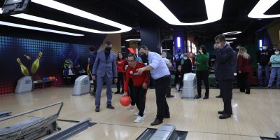 Demirel engellilerle bowling oynadı