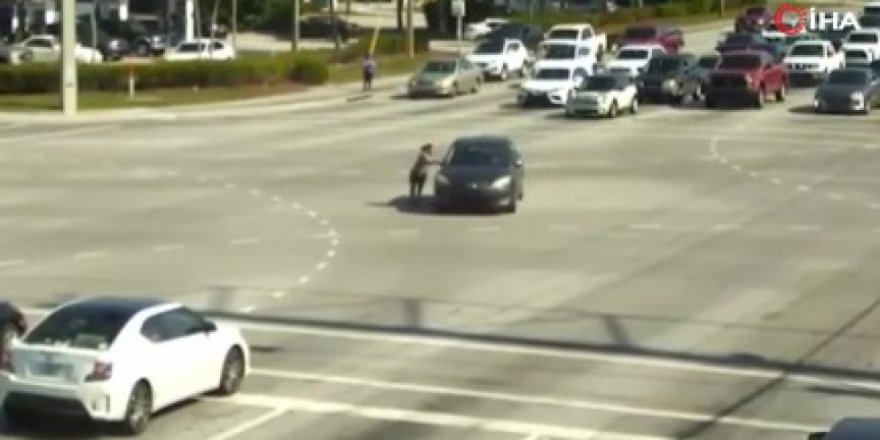 Florida'da sürücüsü fenalaşan aracı çevredekiler durdurdu